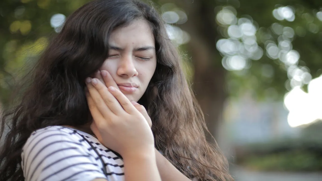 Personne l'air ennuyée regardant dans le vide, exprimer l'ennui en anglais