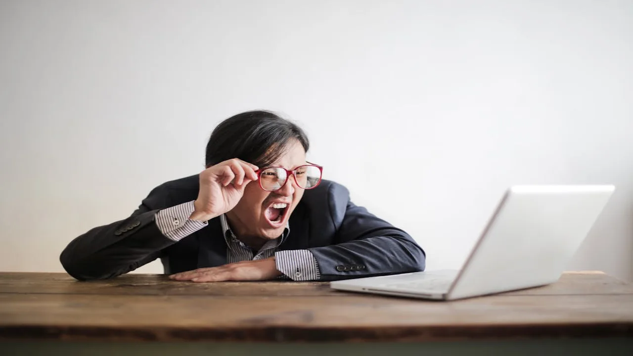Personne sautant de joie et d'excitation, exprimer l'excitation en anglais