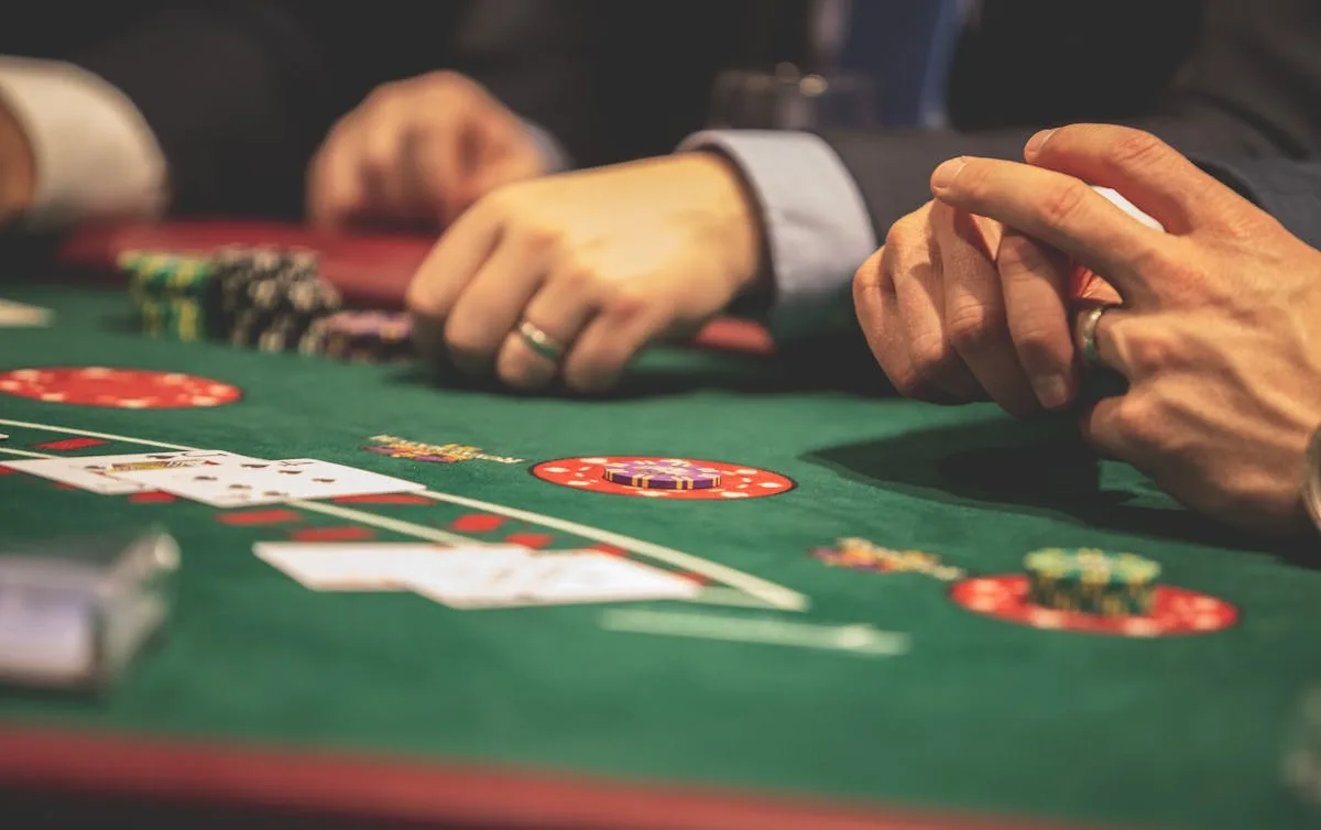 Table de blackjack en feutre vert avec jetons et cartes — vocabulaire casino en anglais