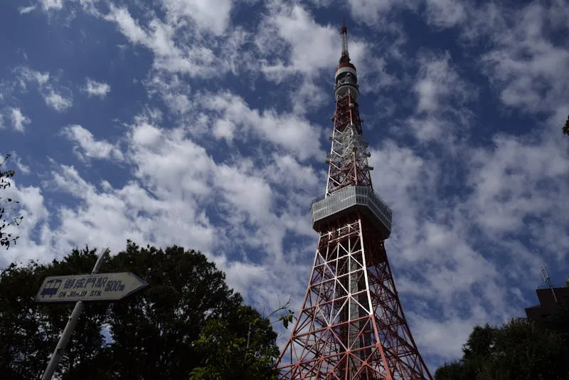 Rangée de machines à sous illuminées dans un casino — slot machines en anglais