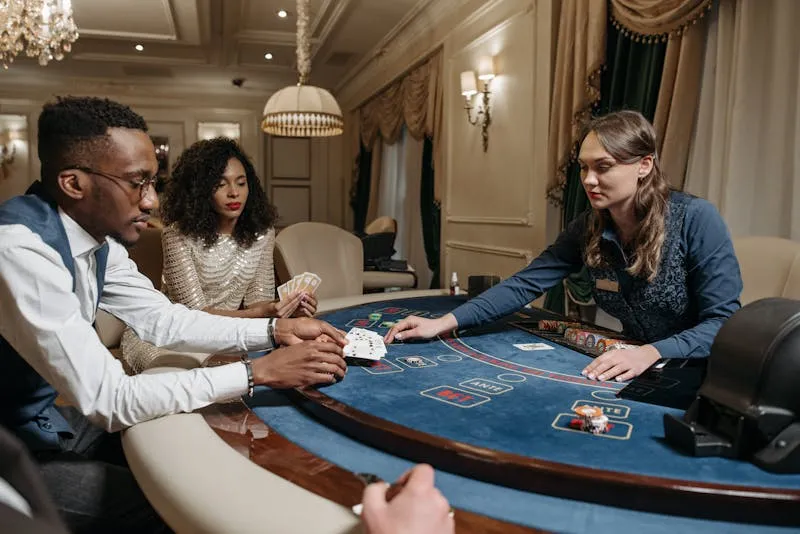 Groupe de joueurs autour d'une table de poker bleue — vocabulaire stratégie poker en anglais