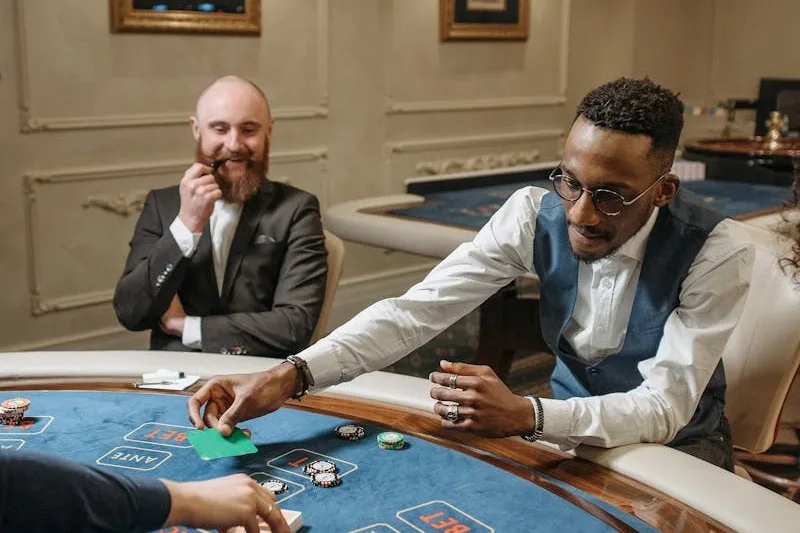 Vue aérienne d'une table de poker avec jetons et cartes — anatomy poker table en anglais